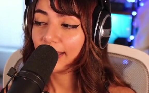 Denims Onlyfans Showing Off Her Big Tits In Live Stream