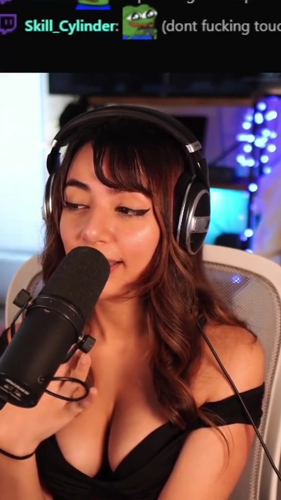 Denims Onlyfans Showing Off Her Big Tits In Live Stream