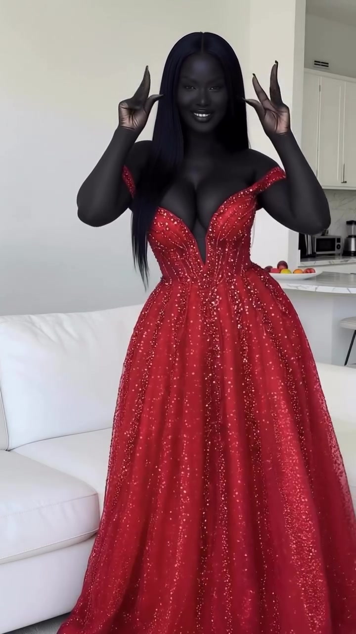 Alicia Kinnaird – Does Her Big Breasts Captivate You???